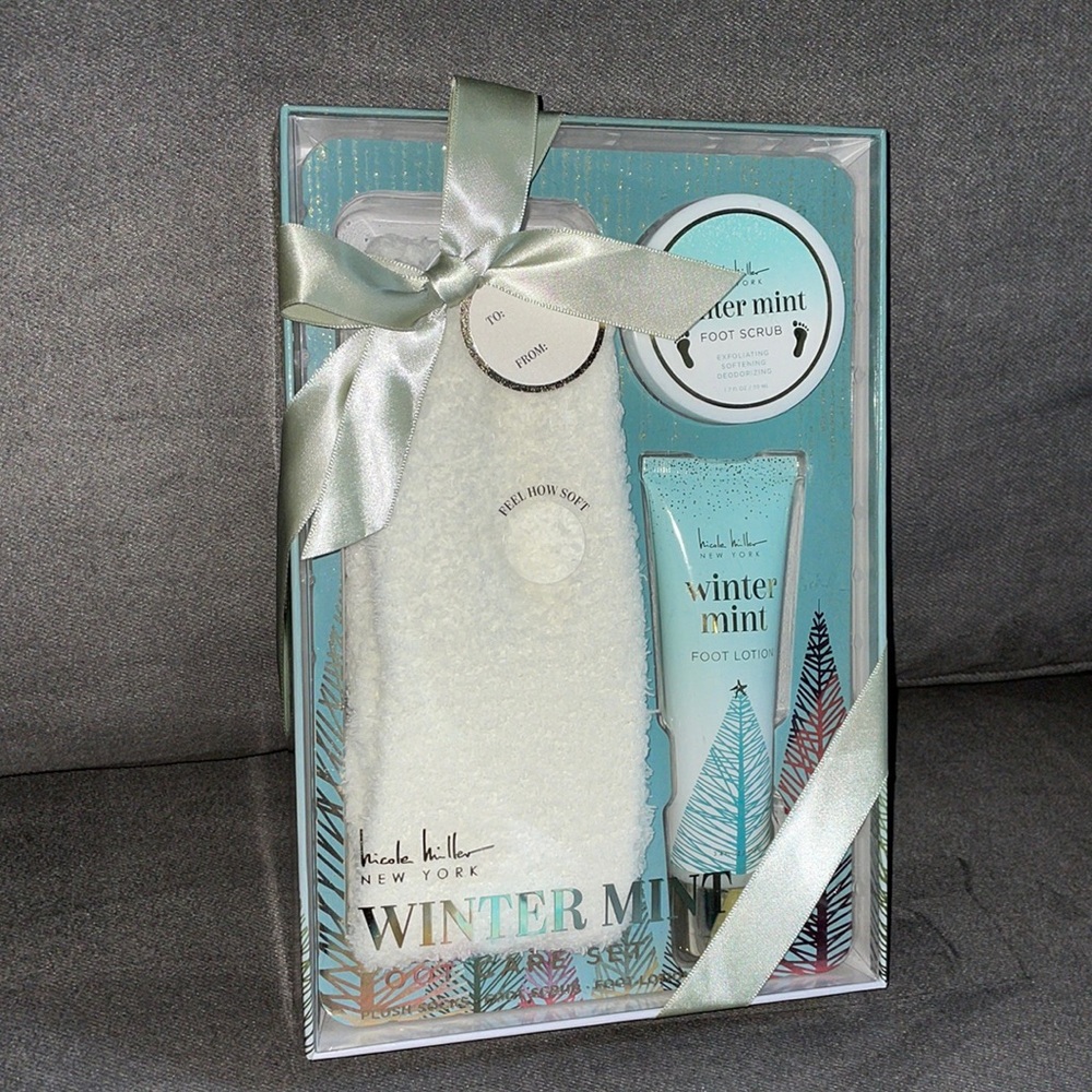 NWT.  Nicole Miller Winter Mint Foot care set.